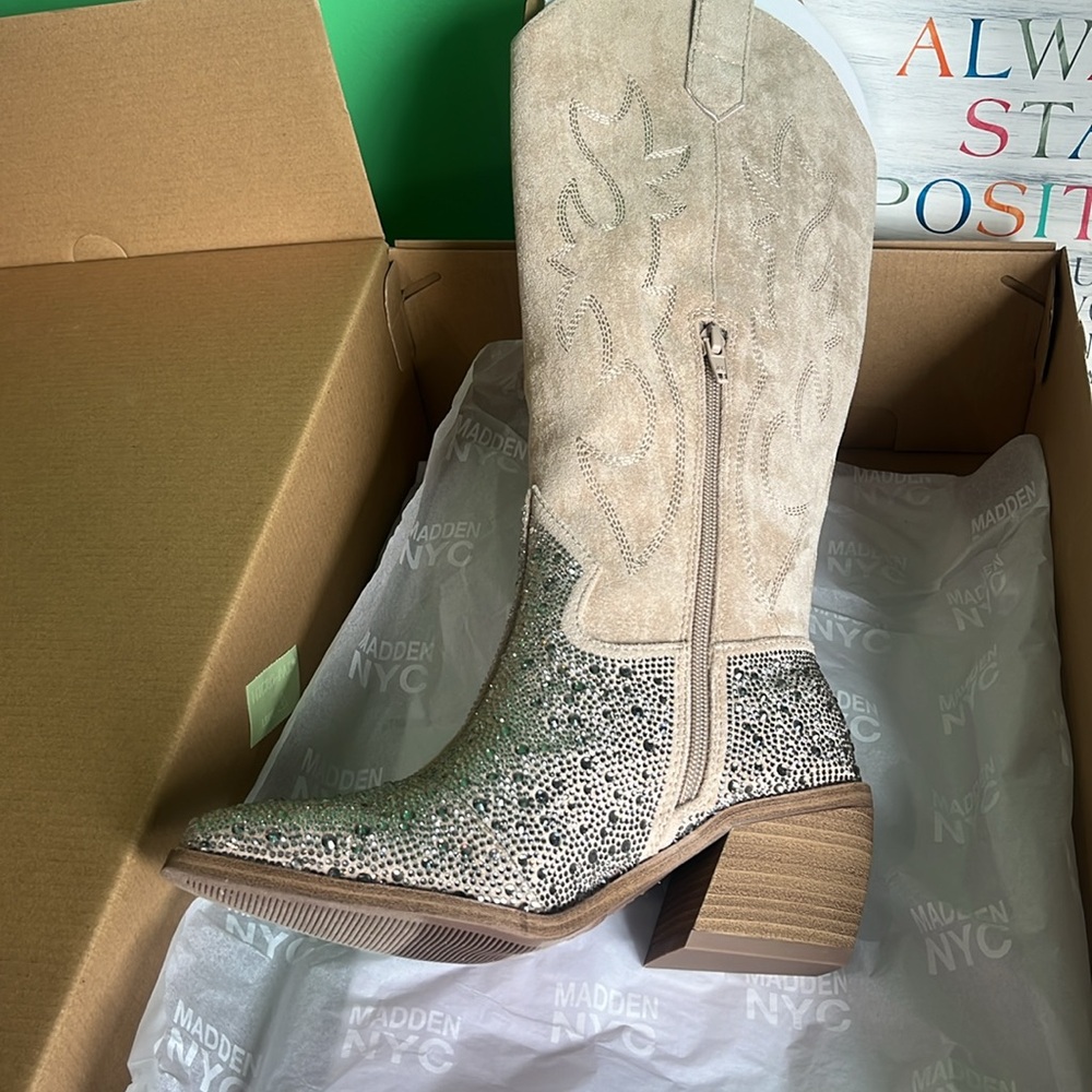 NWT boots size 6 cream color with silver - Picture 3 of 7